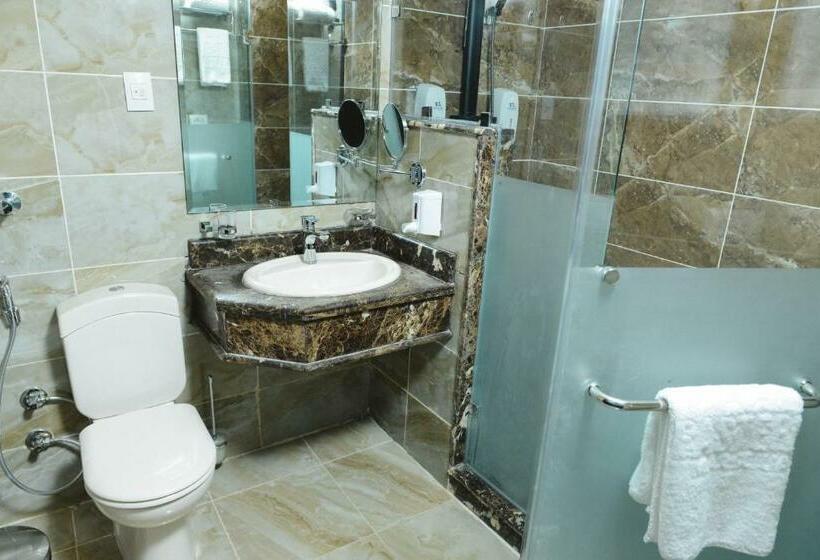 اتاق لوکس با چشمانداز استخر, Eastern Al Montazah