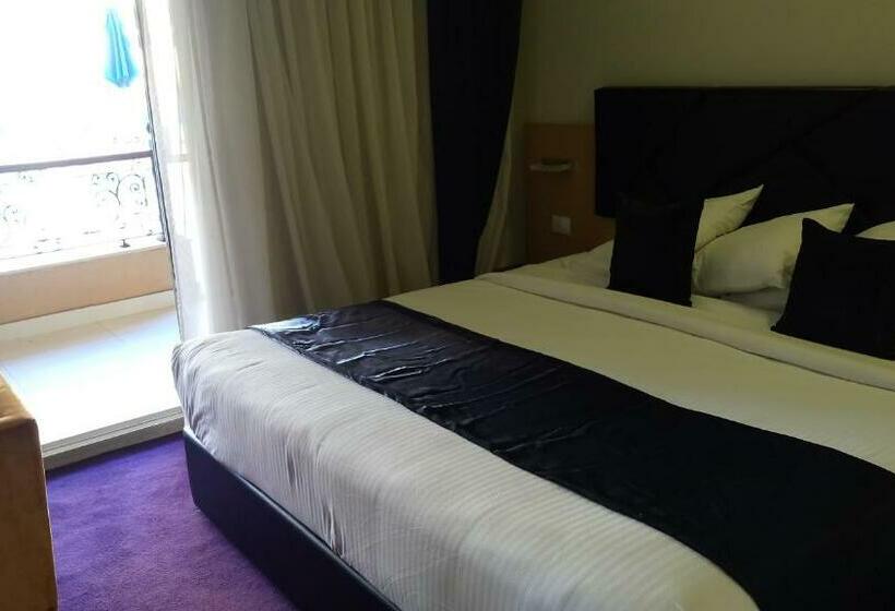 اتاق لوکس با چشمانداز استخر, Eastern Al Montazah