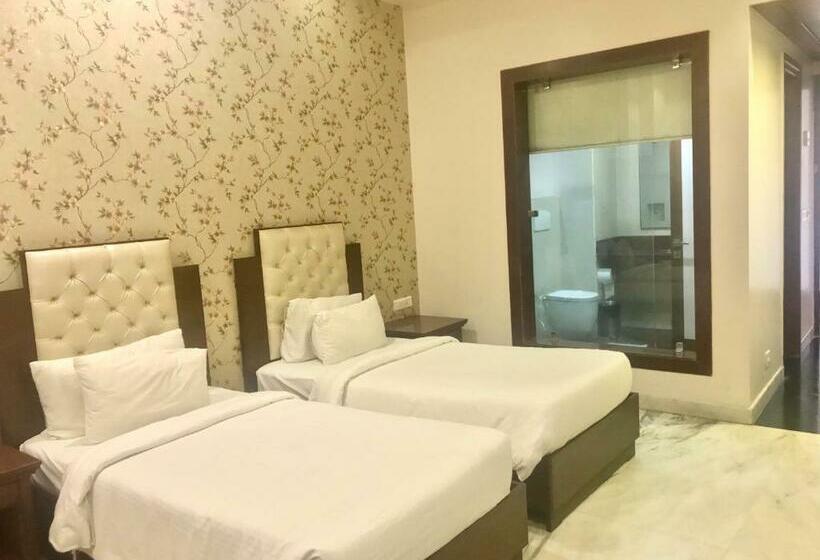 חדר קלאב, Leela Grande