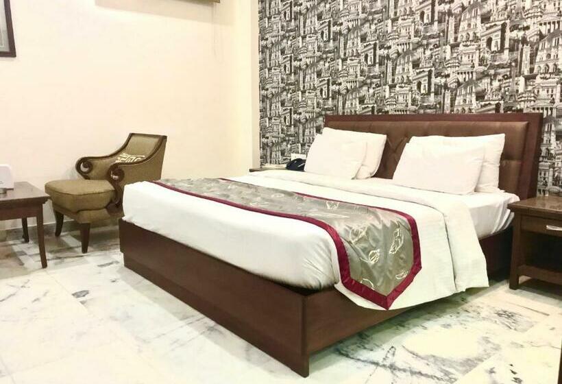 חדר קלאב, Leela Grande