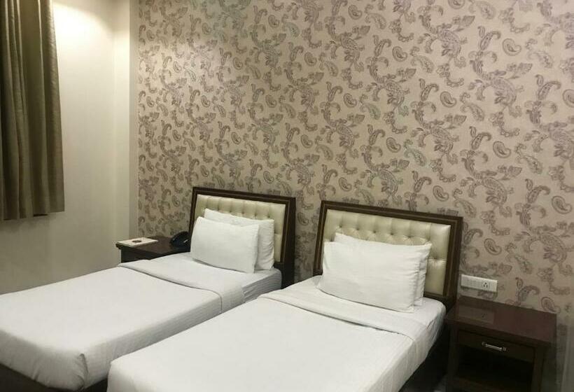 חדר קלאב, Leela Grande