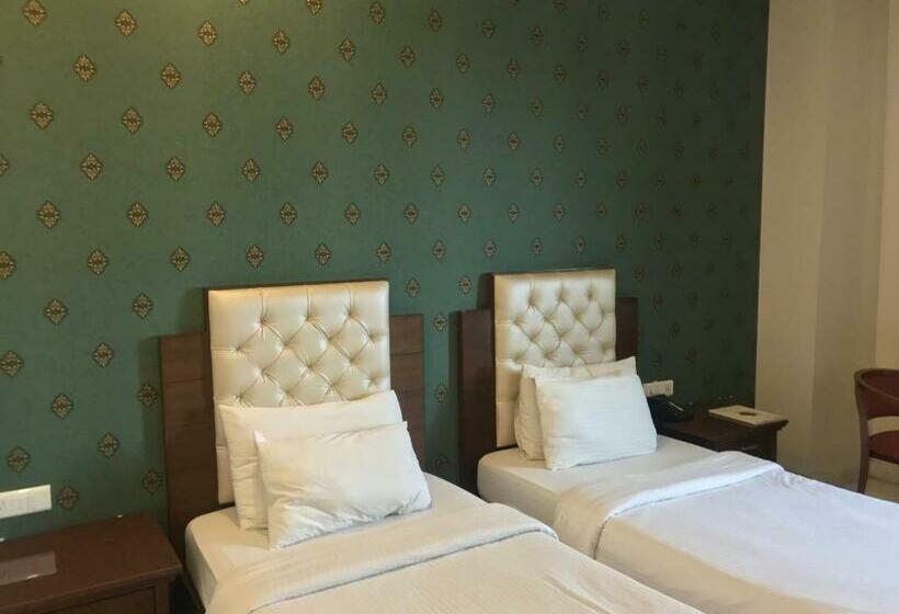 חדר קלאב, Leela Grande