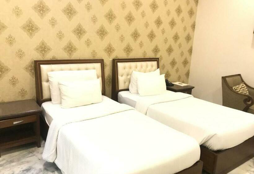 חדר קלאב, Leela Grande