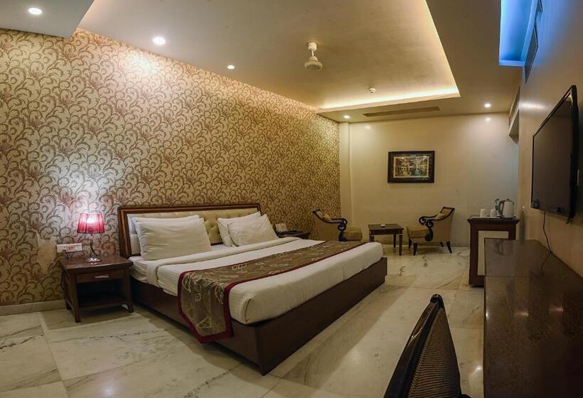 חדר קלאב, Leela Grande