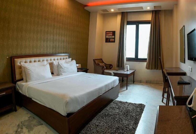 חדר קלאב, Leela Grande