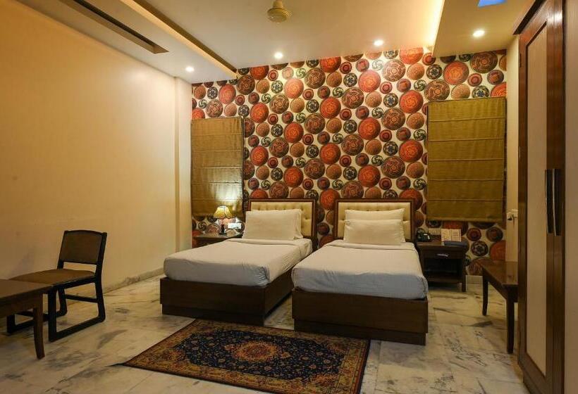 חדר קלאב, Leela Grande