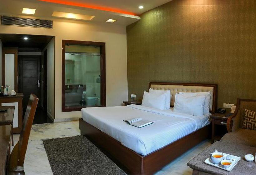 חדר קלאב, Leela Grande