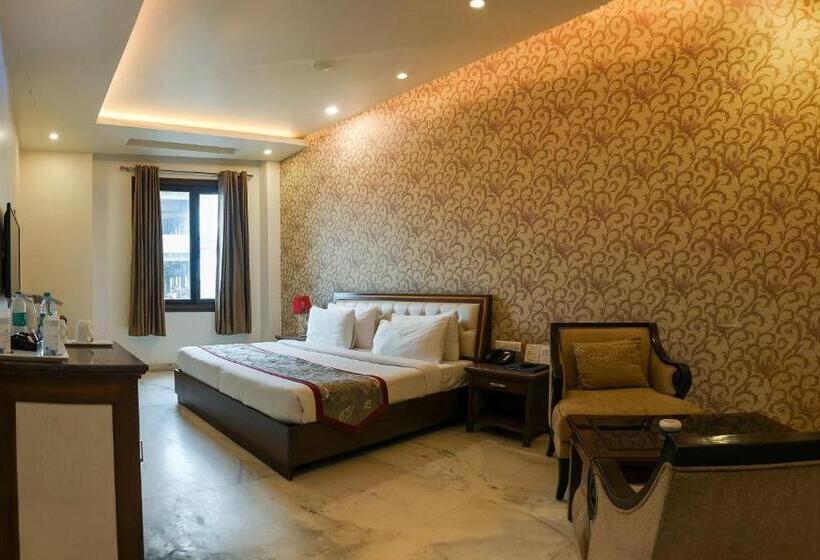 חדר קלאב, Leela Grande