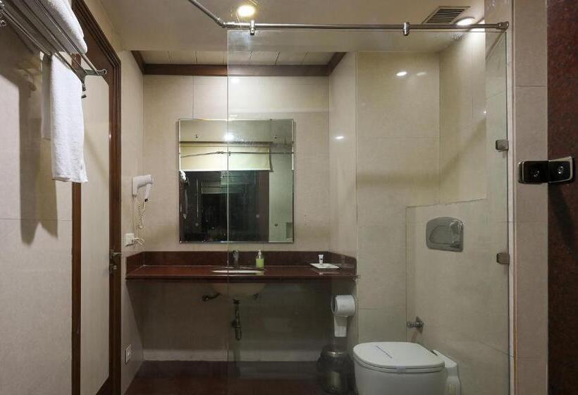 חדר קלאב, Leela Grande