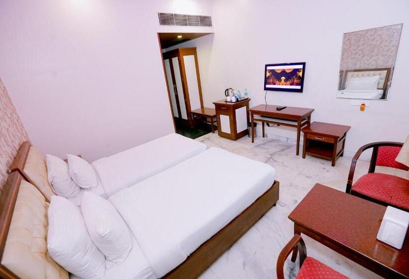 חדר קלאב, Leela Grande