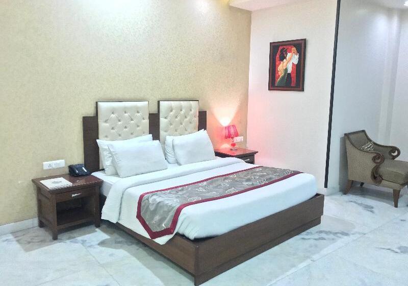 חדר קלאב, Leela Grande