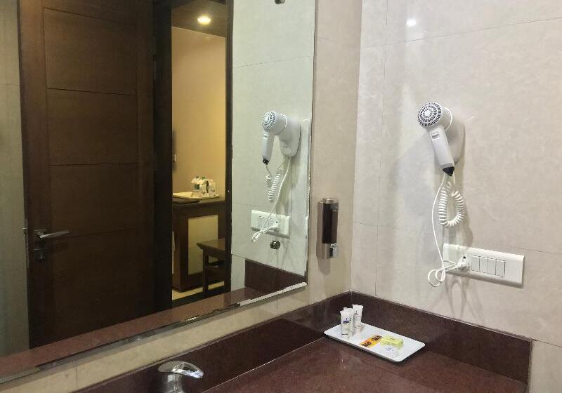 חדר קלאב, Leela Grande