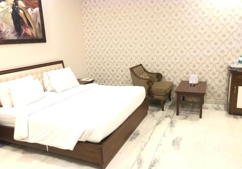 חדר קלאב, Leela Grande