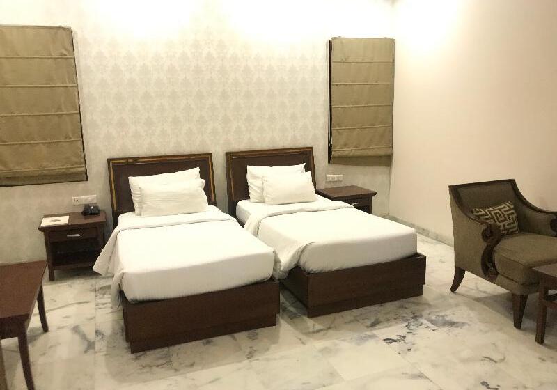 חדר קלאב, Leela Grande