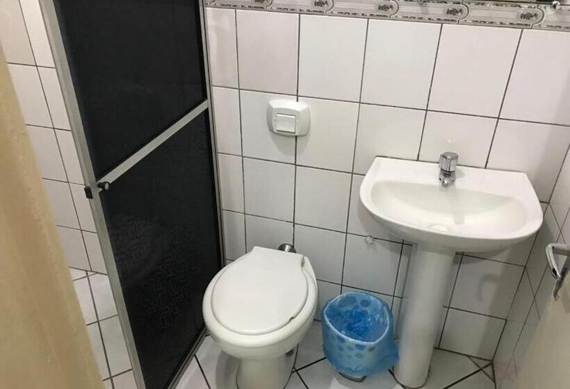 غرفة قياسية ثلاثية, Los Angeles