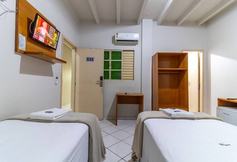 غرفة قياسية ثلاثية, Los Angeles