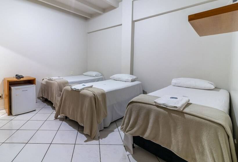 غرفة قياسية ثلاثية, Los Angeles