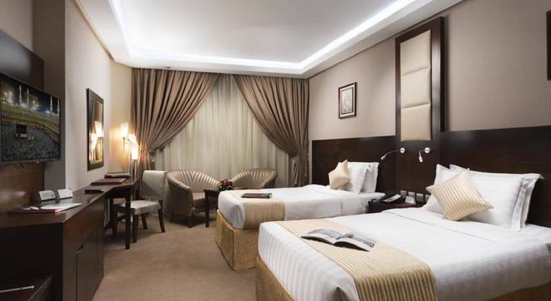 חדר סטנדרט לשלושה, Razana Al Rowdah