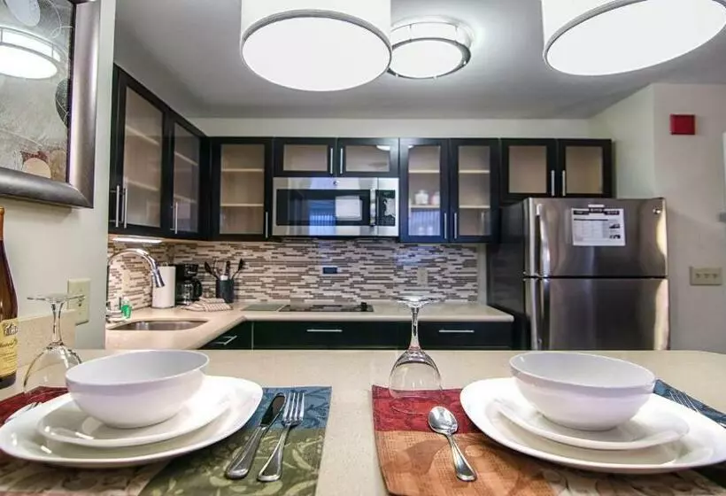 キングサイズベッドのスイートルーム, Staybridge Suites Marquette, An Ihg