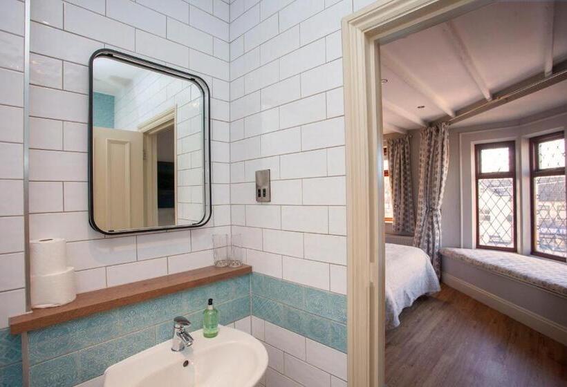 غرفة قياسية, The Woodborough Inn