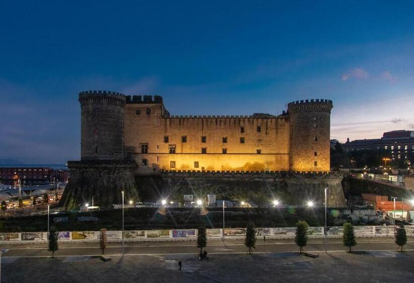 سوئیت با تخت بزرگ, Main   Municipio