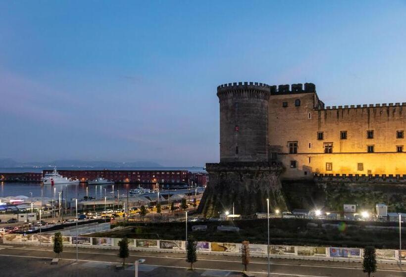 سوئیت با تخت بزرگ, Main   Municipio