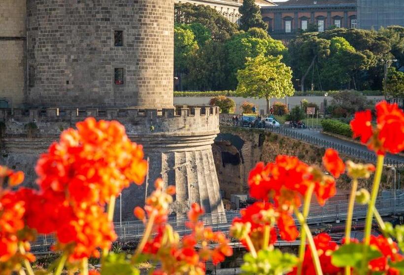 اتاق لوکس با چشم‌انداز دریا, Main   Municipio