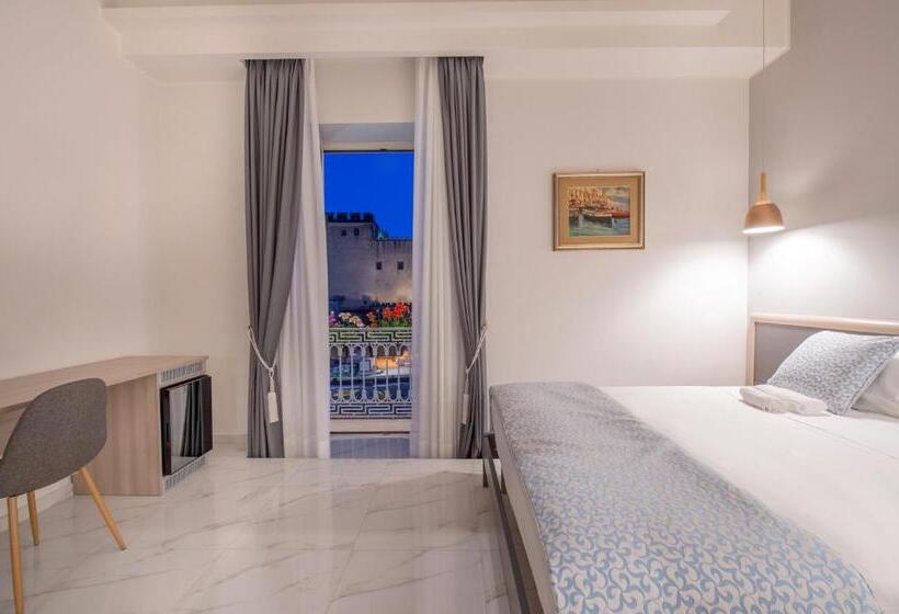 اتاق لوکس با چشم‌انداز دریا, Main   Municipio