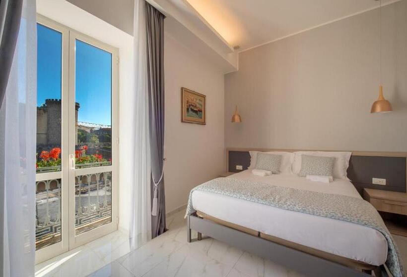 اتاق لوکس با چشم‌انداز دریا, Main   Municipio