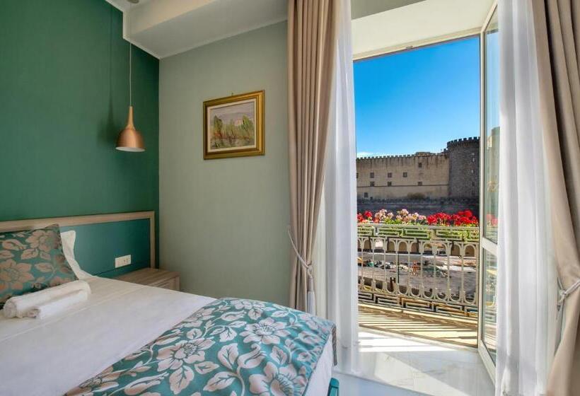 اتاق لوکس با چشم‌انداز دریا, Main   Municipio