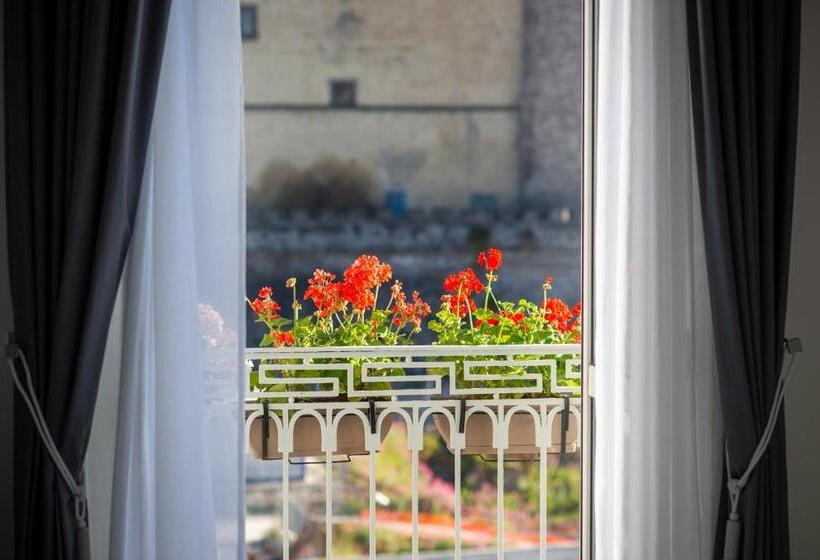 اتاق لوکس با چشم‌انداز دریا, Main   Municipio