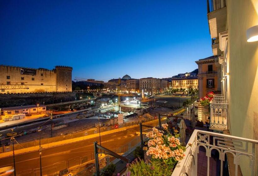 اتاق لوکس با چشم‌انداز دریا, Main   Municipio