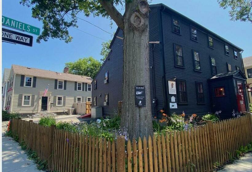 جناح عائلي, Silsbee S By Daniels House