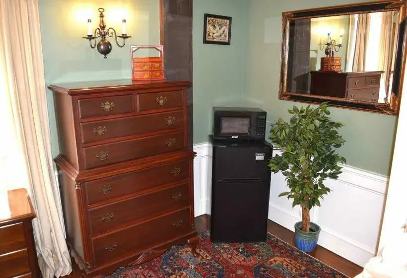 Deluxe-studio, Silsbee S By Daniels House