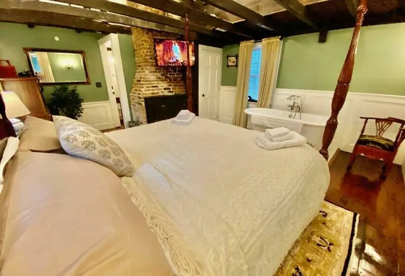 Deluxe-studio, Silsbee S By Daniels House