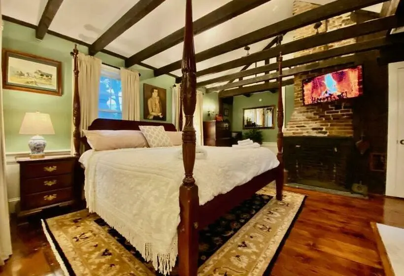Deluxe-studio, Silsbee S By Daniels House