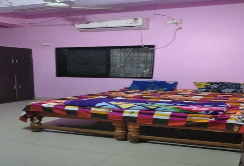 Номер Deluxe, Yashoda Lodge Hingoli
