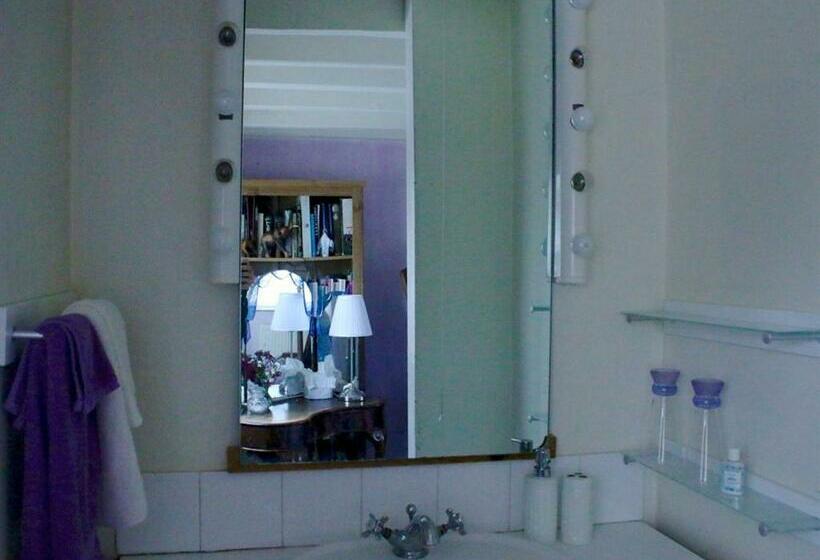 バス共有のスタンダードルーム, Stone House