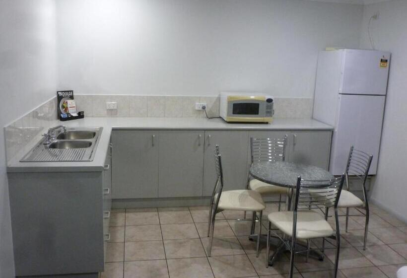 חדר משפחתי, Aspley Carsel Motor Inn