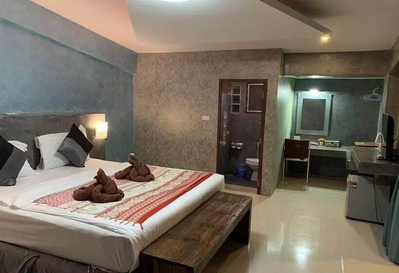 Suite Familiar, Saikaew Boutique