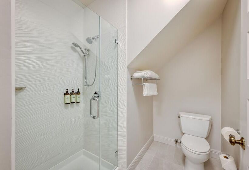 اتاق لوکس, The Grove Inn