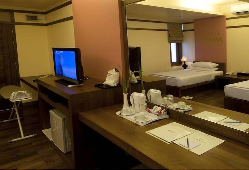 اتاق لوکس, The Myat Mingalar