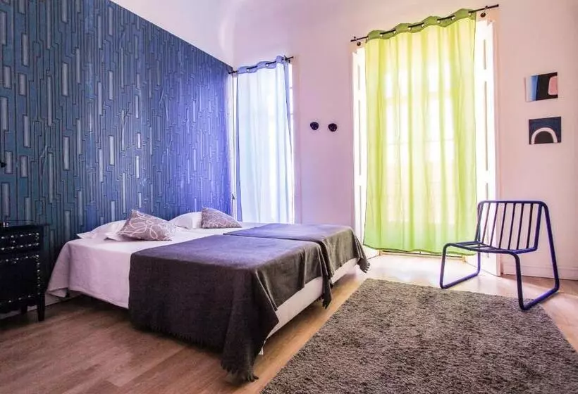 اتاق راحتی سه تخته, Evora Inn