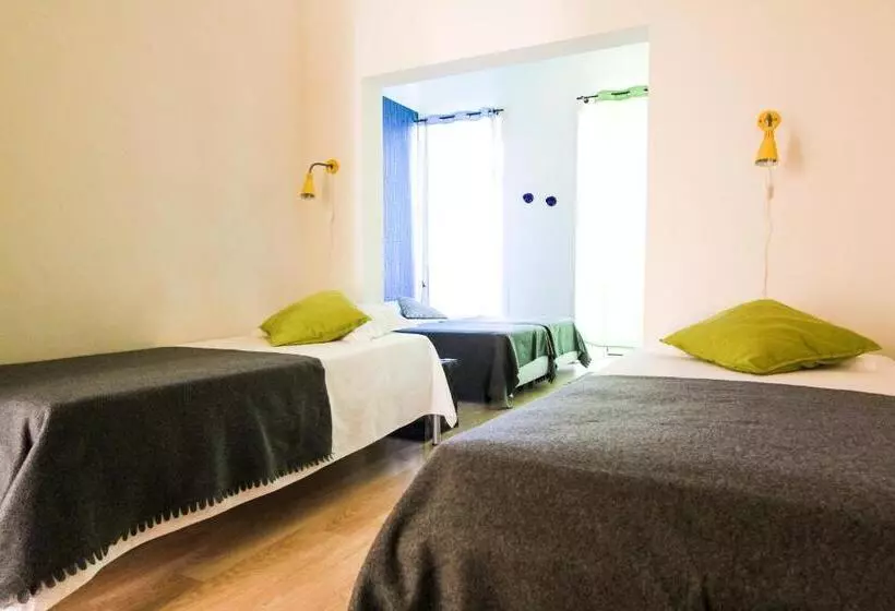 اتاق راحتی سه تخته, Evora Inn