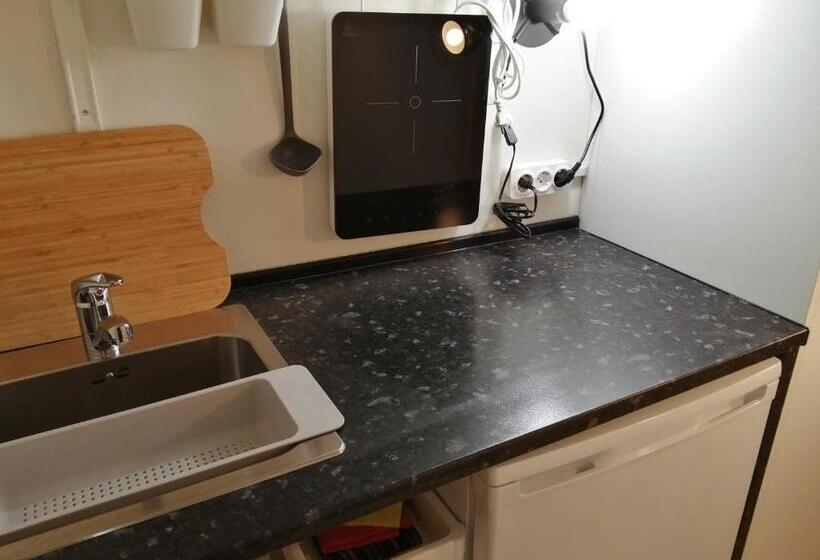 استودیوی استاندارد, Evora Inn