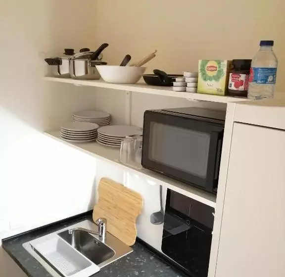استودیوی استاندارد, Evora Inn