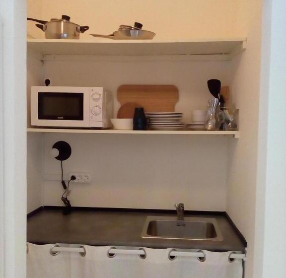 استودیوی لوکس, Evora Inn