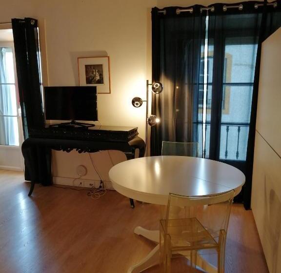 استودیوی لوکس, Evora Inn