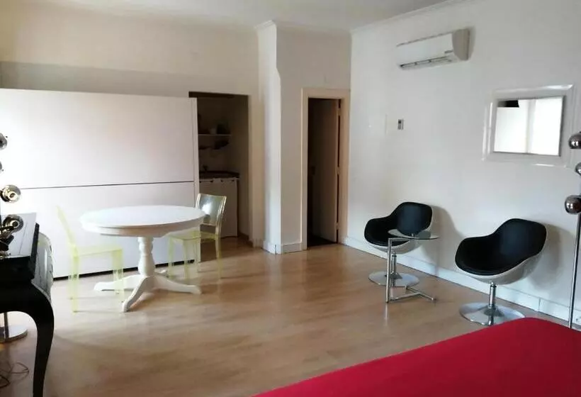 استودیوی لوکس, Evora Inn