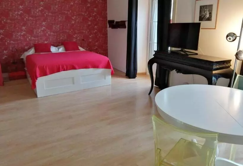 استودیوی لوکس, Evora Inn